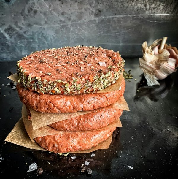 Comment faire une pizza salée maison avec une pâte croustillante